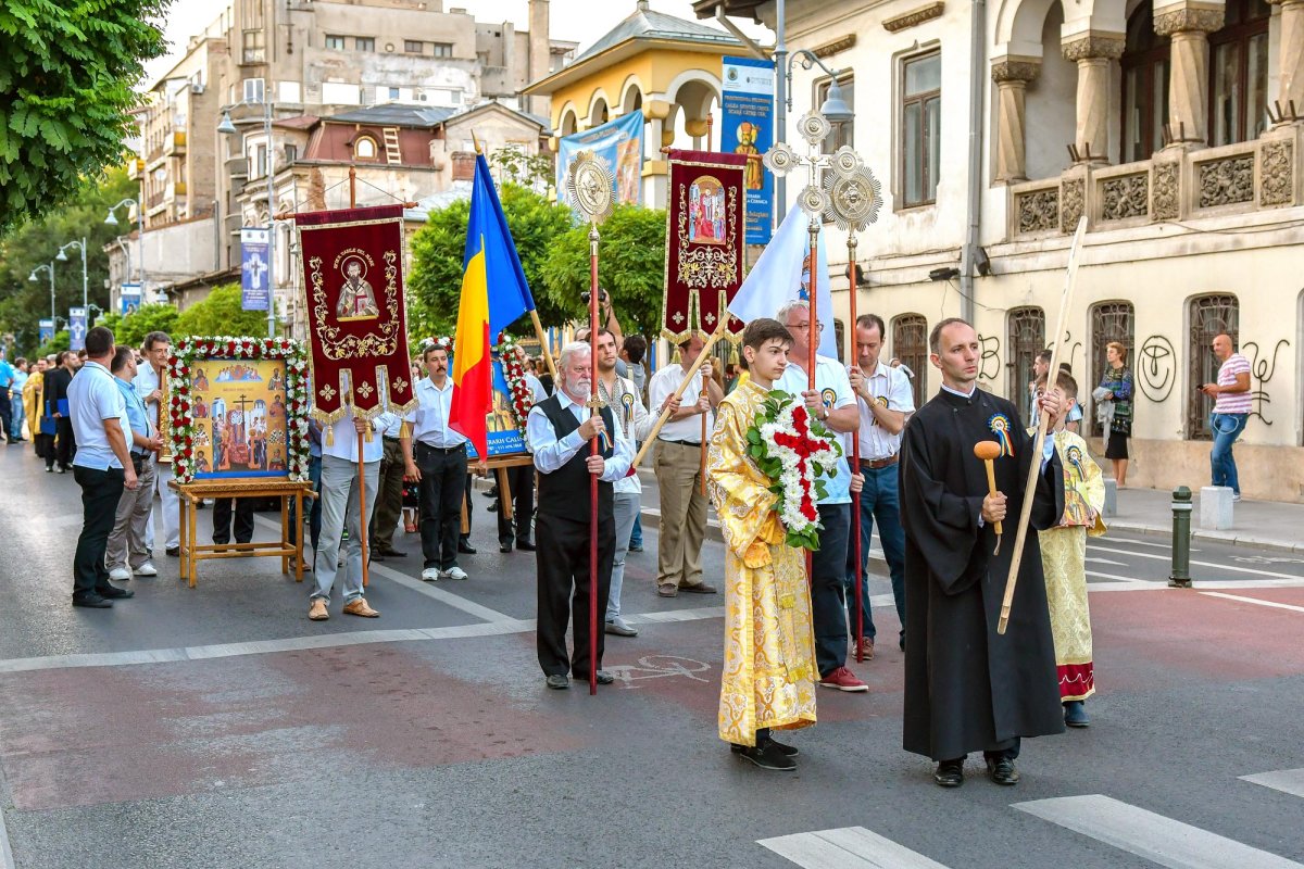 Evlavia bucureștenilor pentru Sfânta Cruce Poza 1