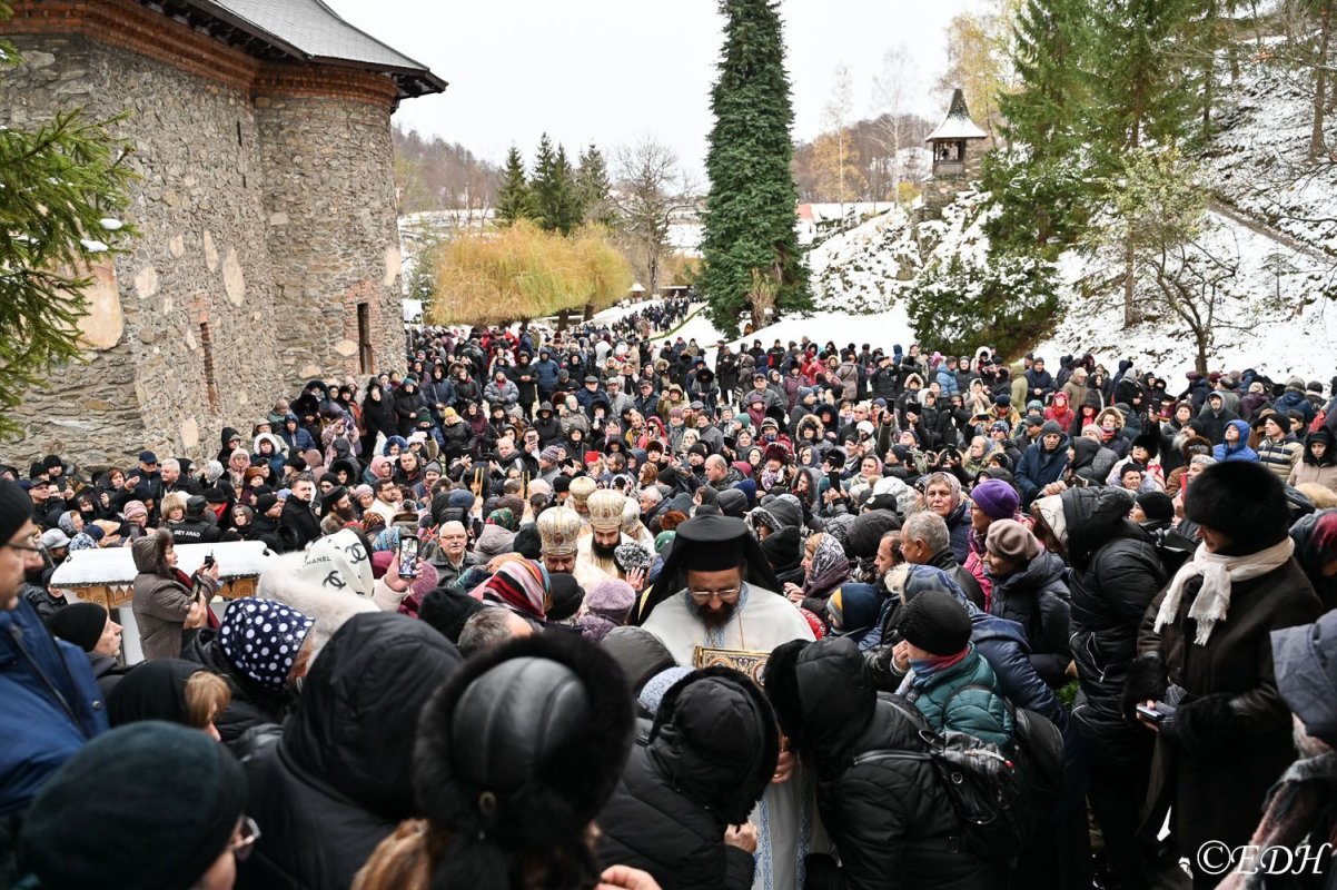 Pomenirea P Rintelui Arsenie Boca La M N Stirea Prislop La De Ani