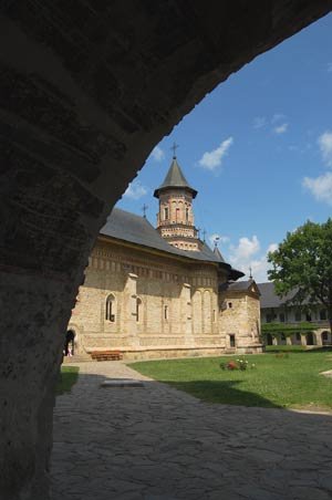 Gropniţa Mănăstirii Neamţ adăposteşte rămăşiţele pământeşti a peste 500 de slujitori ai Bisericii Poza 95031