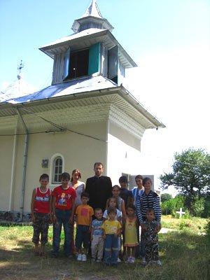 Hristos împărtăşit celor 12 copii din parohia Unghi, Piatra Neamţ Poza 95277