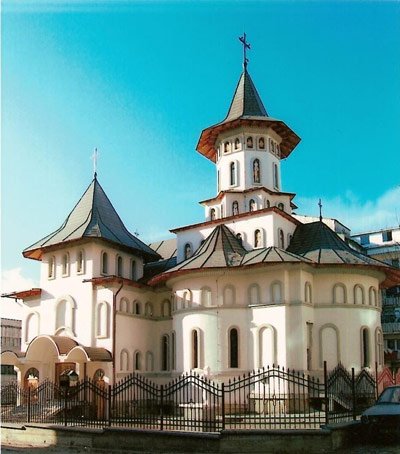 O nouă biserică din cartierul sucevean Burdujeni a fost sfinţită Poza 95440