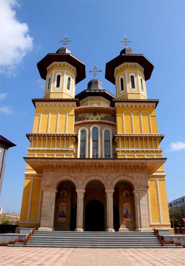 Noua catedrală din Buzău sărbătoreşte primul hram de la sfinţire Poza 98038