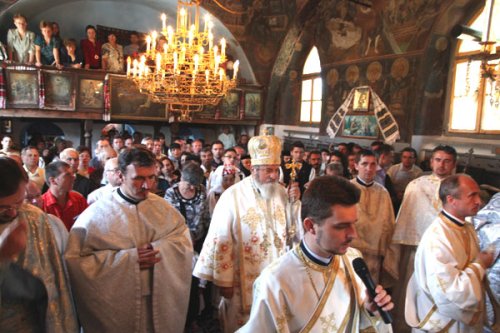 IPS Laurenţiu a resfinţit biserica din Săsăuş Poza 99819