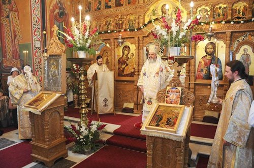 Sfinţii români luminează viaţa credincioşilor Poza 106740