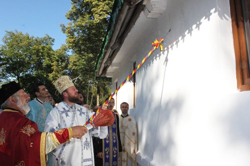 PS Emilian Lovişteanul a resfinţit biserica din Spinu Poza 108209