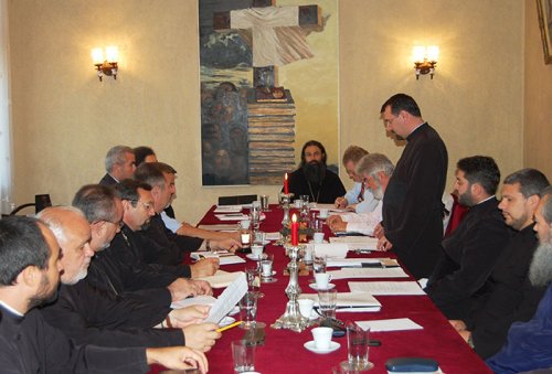 Consiliul Eparhial al Arhiepiscopiei Timişoarei s-a întrunit în şedinţă de lucru Poza 108236