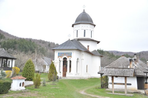 Fire de tort, istorie şi credinţă la Mănăstirea Văleni Poza 108490