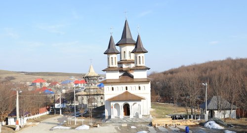 Mănăstirea răsărită din pământul rromilor tofleni Poza 92823