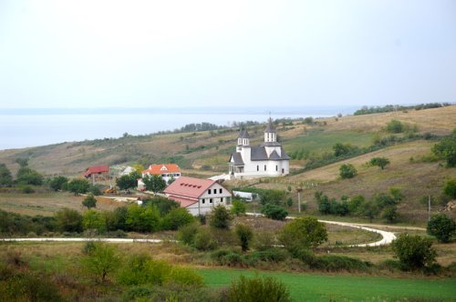 Strunga, mănăstirea ce poartă crucea satului la cer Poza 89862