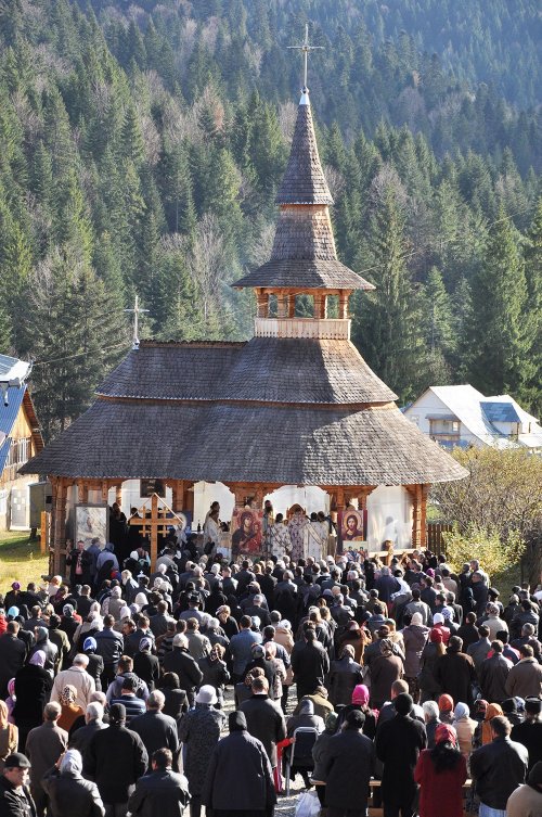 Mănăstirea Petru Vodă şi-a sărbătorit ocrotitorii Poza 89615