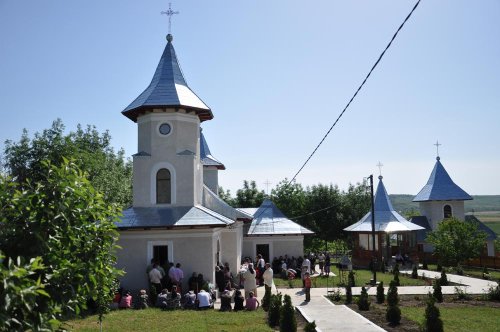 Hramul Mănăstirii Şoldana, sărbătorit prin Liturghie arhierească Poza 85892