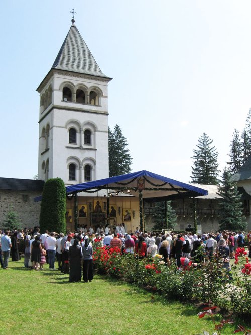 Pelerini români din Germania la mănăstirile din ţară Poza 84191