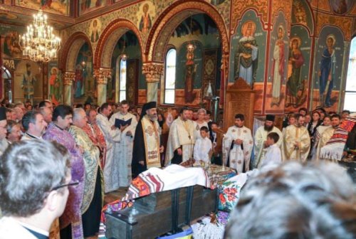IPS Arhiepiscop Irineu a sfinţit noile clopote de la Bistra Mureşului Poza 71061