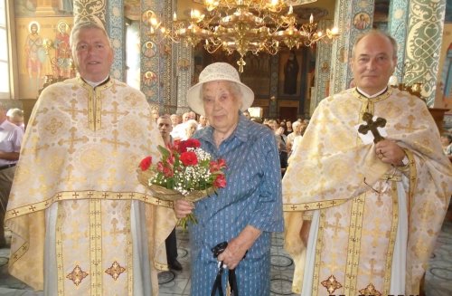 Credincioasă de 98 de ani, aniversată la biserică Poza 70246