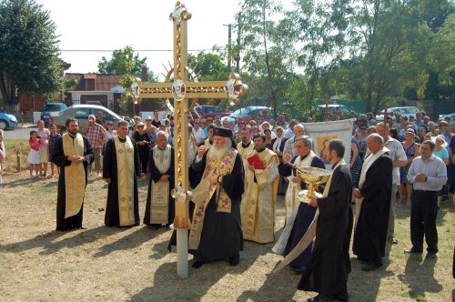 Așezarea crucii pe noul locaș al Parohiei Timișoara-Ciarda Roșie Poza 70130
