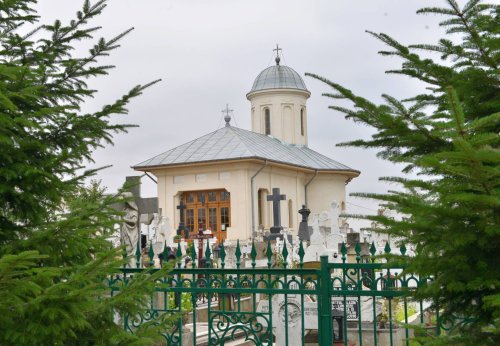 Biserica din cimitirul Mănăstirii Pasărea Poza 70131