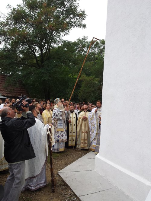 Sfinţiri de biserici în protopopiatele Săveni şi Bacău Poza 69596