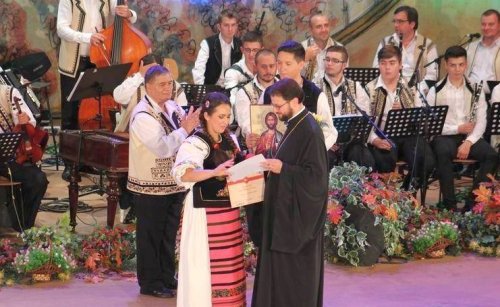 Premiu oferit de Arhiepiscopia Alba Iulia la Festivalul „Strugurele de Aur” Poza 69500