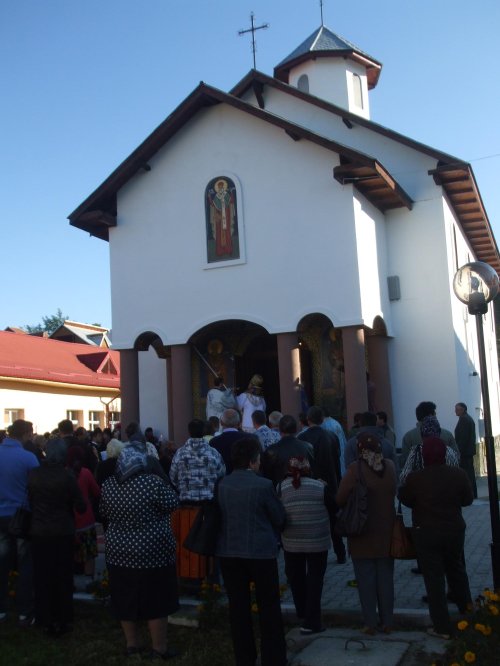 Un an de la sfinţirea Bisericii „Sfântul Antim Ivireanul” din Târgu Cărbuneşti Poza 69329