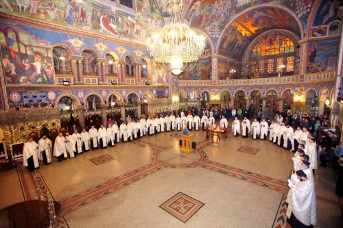 Slujbe la Catedrala din Sibiu pentru victimele incendiului din Bucureşti Poza 68329