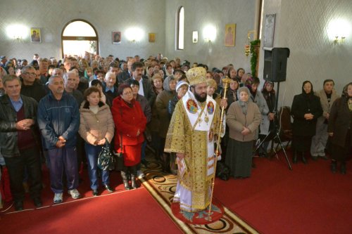 Slujire și binecuvântare arhierească la Feneș și Reșița Poza 68295