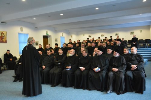 Preoţii protopopiatelor din judeţul Neamţ întruniţi la Seminarul Teologic Liceal Ortodox de la Mănăstirea Neamţ Poza 67719