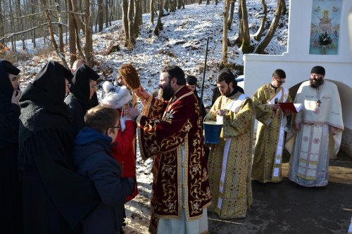 Har și binecuvântare la izvorul Mănăstirii Vasiova Poza 66987