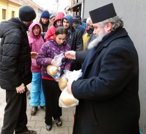 160 de persoane sărace au primit alimente la Arad Poza 66406