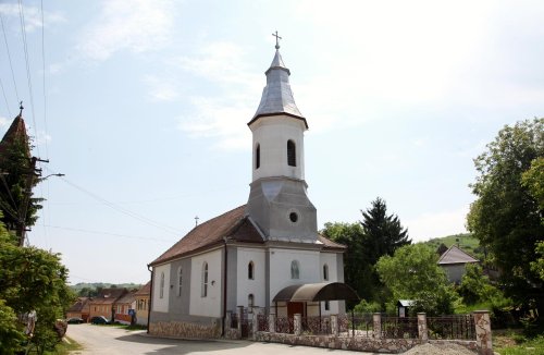 Biserica, visul împlinit al românilor din Curciu Poza 65137
