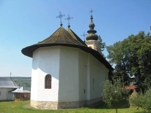 Sfânta Parascheva ocroteşte de secole biserica din Dolheştii Mari Poza 65089