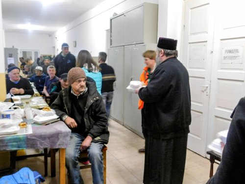 Hrană caldă pentru persoanele din Adăpostul  de noapte din Arad Poza 64677
