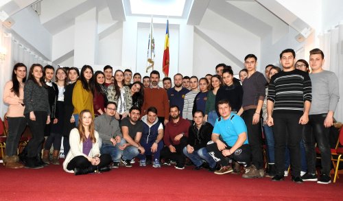 Tineri ortodocşi întruniţi la Mănăstirea Caraiman Poza 64132