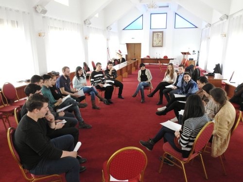 Tineri ortodocşi întruniţi la Mănăstirea Caraiman Poza 64134