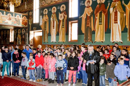Tineri pelerini la Mănăstirea Timișeni-Șag Poza 64116