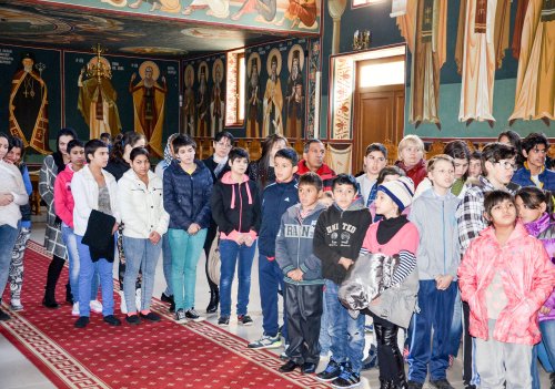Tineri pelerini la Mănăstirea Timișeni-Șag Poza 64117
