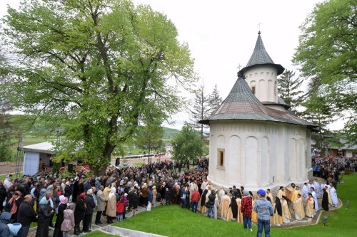 Mănăstirea Coşula a renăscut Poza 60097