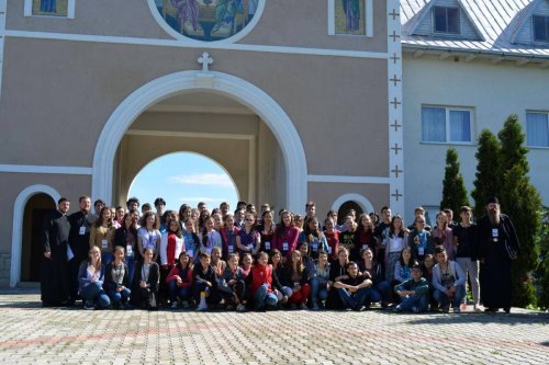 Întâlnirea tinerilor din judeţul Botoşani la Mănăstirea Ştiubieni Poza 59960
