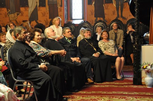 Corala „Te Deum Laudamus” a susţinut un concert la Parohia „Miron Patriarhul” Poza 59650