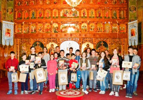 Festivitate de premiere a elevilor participanți la olimpiada de religie ortodoxă, în Parohia Bocsig Poza 59390