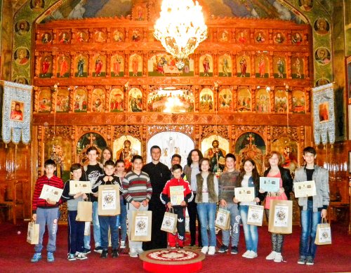 Festivitate de premiere a elevilor participanți la olimpiada de religie ortodoxă, în Parohia Bocsig Poza 59391