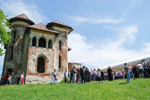 O întâlnire de suflet lângă Castelul „Roşianu” Poza 59230
