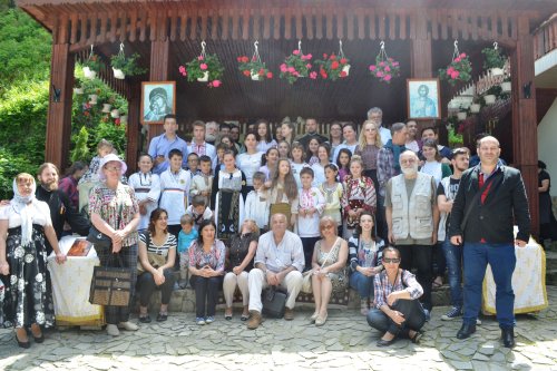 Tineri și copii prezenți la Festivalul internațional „Porțile poeziei” Caraș-Severin Poza 58882