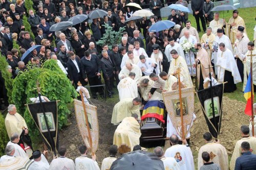 Părintele Dorel Puşcaş a fost înmormântat la Huedin Poza 58350