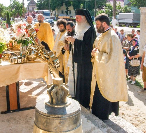 Sfinţirea crucilor şi a clopotelor la noua Biserică din Biled Poza 58363
