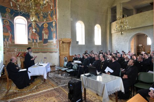 Preoţii din Protopopiatul Târgu Neamţ, reuniţi în conferinţă semestrială Poza 57378