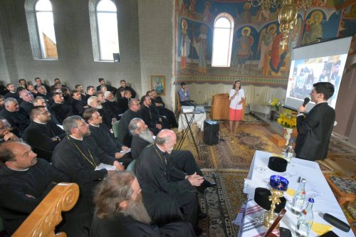 Preoţii din Protopopiatul Târgu Neamţ, reuniţi în conferinţă semestrială Poza 57380