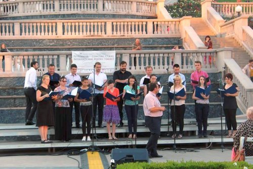 Corul de cameră „Dorna“ şi Corul „Ecclesia“, prezente la Festivalul-Concurs Coral Internaţional pentru Tineret „Gavriil Musicescu“ Poza 56717