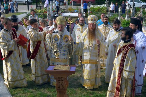 Două biserici din Moldova au primit veşmântul sfinţirii Poza 55979