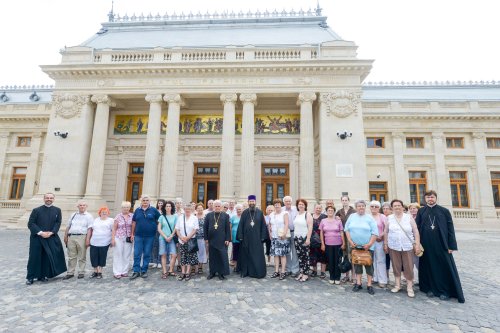 Peste 6.000 de turiști au vizitat Palatul Patriarhiei Poza 55955