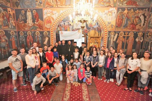 Tabără pentru 45 de tineri la Mănăstirea Chiuzbaia, Maramureș Poza 55779